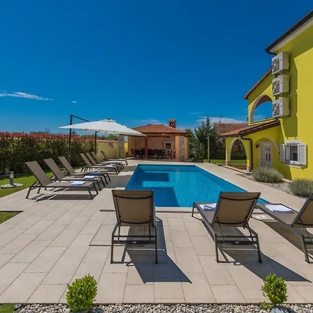 Gorgeous With Shared Heated Pool Gasthuis Musalez