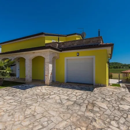 Gorgeous With Shared Heated Pool 4*
