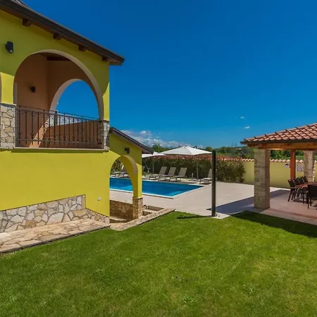 Gorgeous With Shared Heated Pool 4*