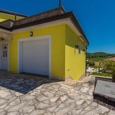 Gorgeous With Shared Heated Pool Musalez