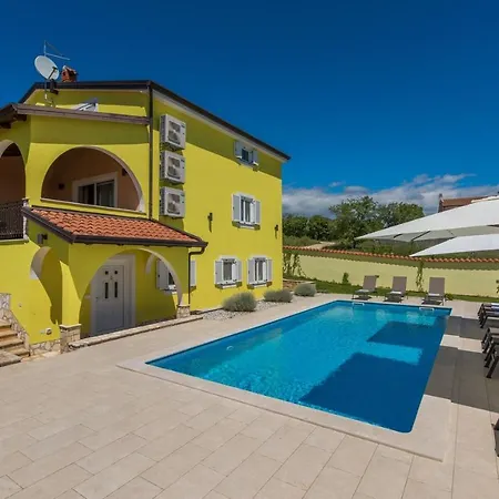 Gorgeous With Shared Heated Pool 4*