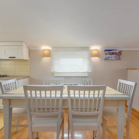Gorgeous With Shared Heated Pool Pensionat 4*