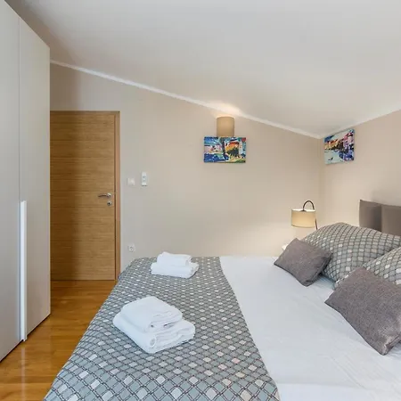 Gorgeous With Shared Heated Pool Pensionat 4*