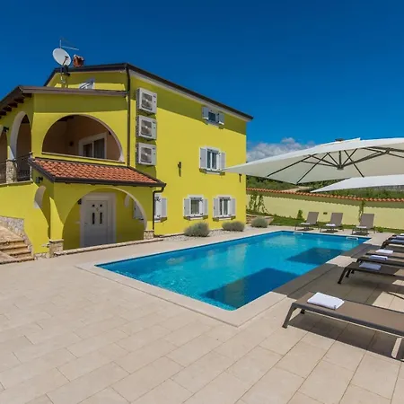 Gorgeous With Shared Heated Pool Musalez