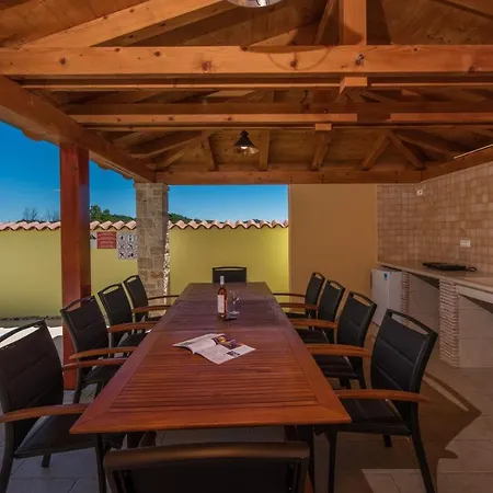 Gorgeous With Shared Heated Pool Gasthof
