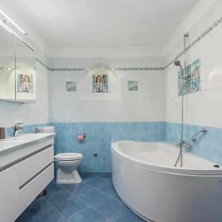 Gorgeous With Shared Heated Pool Gasthof